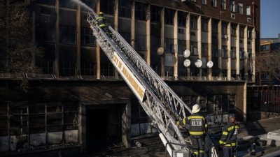 Фото: Тушение пожара в многоквартирном доме в Йоханнесбурге, 31 августа 2023 года. (MICHELE SPATARI/AFP via Getty Images)
