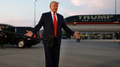Бывший президент США Дональд Трамп общается с представителями СМИ в международном аэропорту Атланты Хартсфилд-Джексон после того, как он был помещён в тюрьму округа Фултон в Атланте, штат Джорджия, 24 августа 2023 года. (Joe Raedle/Getty Images)