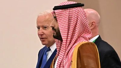 Президент США Джо Байден и наследный принц Саудовской Аравии Мухаммед бен Салман прибывают для фотографирования во время саммита по безопасности и развитию в Джидде (ССАГПЗ + 3) в отель в городе Джидда на побережье Красного моря в Саудовской Аравии 16 июля 2022 года. (Mandel Ngan/AFP via Getty Images)
