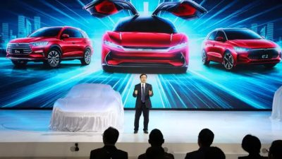 Ван Чуаньфу, председатель совета директоров и президент BYD Auto, крупнейшего мирового электромобильного бренда по объему продаж, готовится к показу новейших автомобилей во время выставки Auto Shanghai 2019 в Шанхае 16 апреля 2019 г. (Ng Han Guan/AP)
