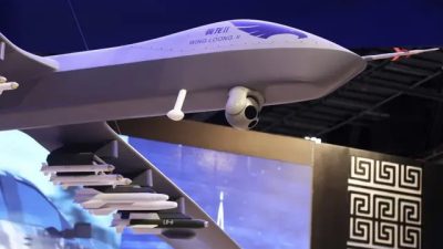 Модель боевого беспилотника Wing Loong II для китайской национальной корпорации по импорту и экспорту авиационных технологий представлена на конференции по военным беспилотникам в Абу-Даби, Объединённые Арабские Эмираты, 25 февраля 2018 года. (Jon Gambrell/AP)