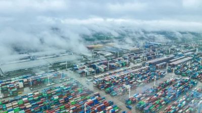 19 апреля 2023 года транспортные контейнеры прибывают в порт Чжоушань в Нинбо, в восточной китайской провинции Чжэцзян. (STR/AFP via Getty Images)

