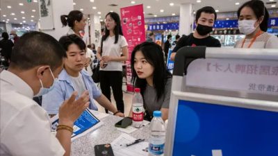 Собеседование на ярмарке вакансий 9 июня 2023 года в Пекине, Китай. (Kevin Frayer/Getty Images)