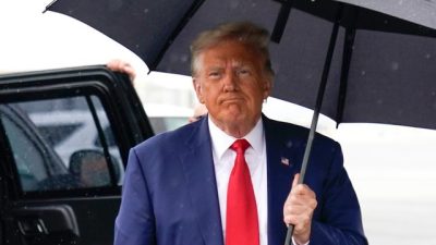 Бывший президент Дональд Трамп подходит поговорить с журналистами перед посадкой в свой самолёт в Вашингтонском национальном аэропорту имени Рональда Рейгана в Арлингтоне, штат Вирджиния, 3 августа 2023 года после того, как предстал перед судьёй по федеральному обвинению, в том, что он участвовал в заговоре с целью подрыва выборов 2020 года. (Alex Brandon/AP Photo)
