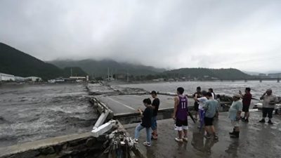 Обрушившийся мост на реке Дасихэ после сильных дождей в районе Фаншань в Пекине 1 августа 2023 года. (Photo by Pedro PARDO / AFP via Getty Images)