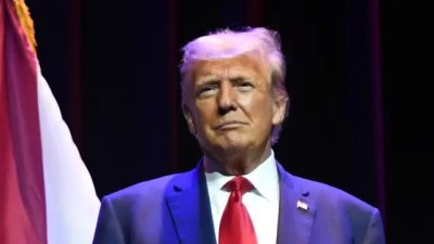 Бывший президент Дональд Трамп выступает перед членами Республиканской партии Алабамы во время их летней встречи в Монтгомери, штат Алабама, 4 августа 2023 года. (Julie Bennett/Getty Images)
