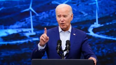 Президент США Джо Байден выступает на производственном предприятии компании Arcosa Wind Towers Inc. в Белене, штат Нью-Мексико, 9 августа 2023 года. (Madalina Vasiliu/The Epoch Times)
