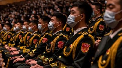 Члены оркестра Народно-освободительной армии Китая во время церемонии открытия 20-го Всекитайского съезда Коммунистической партии Китая в Большом народном зале 16 октября 2022 г. в Пекине, Китай. (Kevin Frayer/Getty Images)
