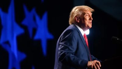 Бывший президент США Дональд Трамп выступает в Колумбии, штат Северная Каролина, 5 августа 2023 года. (MelissaSueGerrits/GettyImages)