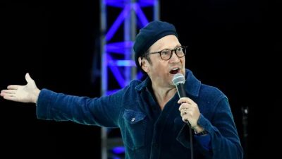 Роб Шнайдер выступает на сцене во время концерта «Comedy in Your Car's» на ярмарочной площади в центре проведения мероприятий округа Вентура, Калифорния, 28 августа 2020 года. (Frazer Harrison/Getty Images)