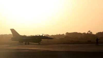 Реактивный истребитель F-16 ВВС США приземляется на авиабазе во время многонациональных воздушных учений, проводимых бразильскими ВВС, в Натале, Бразилия, 20 ноября 2018 года. (Paulo Whitaker/Reuters)
