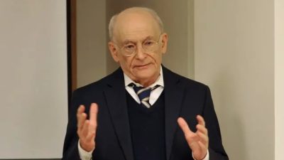 Адвокат по правам человека Дэвид Мэйтас выступает перед членами Латвийского парламента 23 августа 2023 года. (The Epoch Times)
