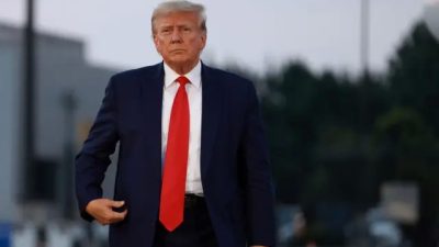 Бывший президент США Дональд Трамп прибывает в международный аэропорт Атланты Хартсфилд-Джексон после того, как он был помещён в тюрьму округа Фултон в Атланте, 24 августа 2023 года. (Joe Raedle/Getty Images)