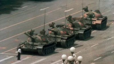 В Пекине мужчина преграждает путь танкам на проспекте Вечного мира во время бойни на площади Тяньаньмэнь 5 июня 1989 года. (Jeff Widener/AP Photo)
