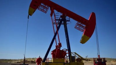 Рабочий компании PetroChina осматривает домкрат для насоса на нефтяном месторождении в Таченге, Синьцзян-Уйгурский автономный район, Китай, 27 июня 2018 г. (Stringer AT/Reuters)