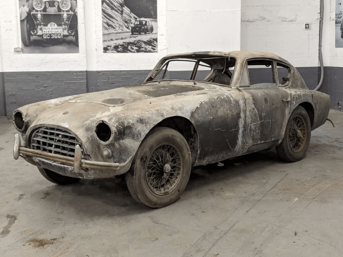 Частично отреставрированный автомобиль AC ACECA 1955 г., готовый к продаже на аукционе. (Courtesy of Anglia Car Auctions)
