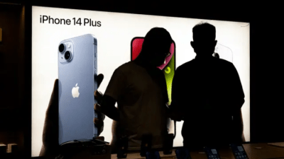 Покупатели рассматривают новый iPhone 14 в магазине Apple в Ухане, провинция Хубэй, Китай, 16 сентября 2022 года. (Getty Images)