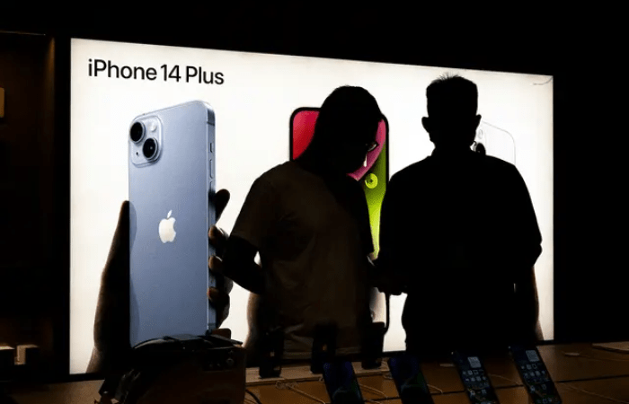 Покупатели рассматривают новый iPhone 14 в магазине Apple в Ухане, провинция Хубэй, Китай, 16 сентября 2022 года. (Getty Images)