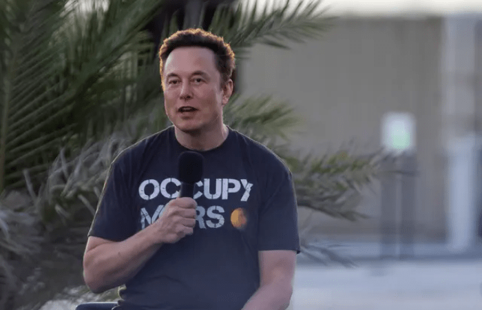 Основатель компании SpaceX Илон Маск выступает в Бока Чика Бич, штат Техас, 25 августа 2022 года. (Michael Gonzalez/Getty Images)