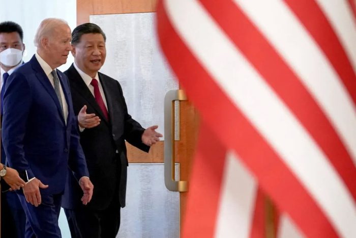 Президент США Джо Байден встречается с китайским лидером Си Цзиньпином в кулуарах саммита лидеров G20 на Бали, Индонезия, 14 ноября 2022 года. (Kevin Lamarque/Reuters)