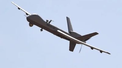 Американский беспилотник Reaper, входящий в воздушное подразделение операции «Бархан», пролетает над нигерийским военным аэропортом Диори Хамани в Ниамее 2 января 2015 года. (Dominique Faget/AFP/Getty Images)