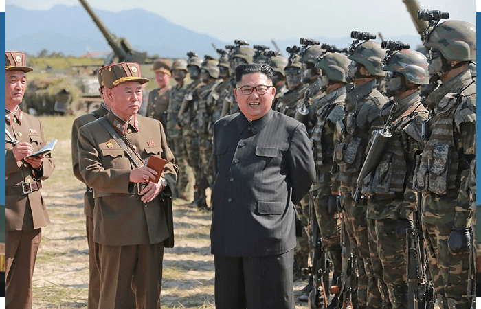 Северокорейский лидер Ким Чен Ын во время военных учений. (STR/AFP via Getty Images/AFP photo/KCNA via KNS)