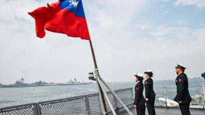 Тайваньские моряки приветствуют флаг острова на палубе судна снабжения Panshih после участия в ежегодных учениях на военно-морской базе Цойин в Гаосюне, Тайвань, 31 января 2018 года. (Mandy Cheng/AFP via Getty Images)