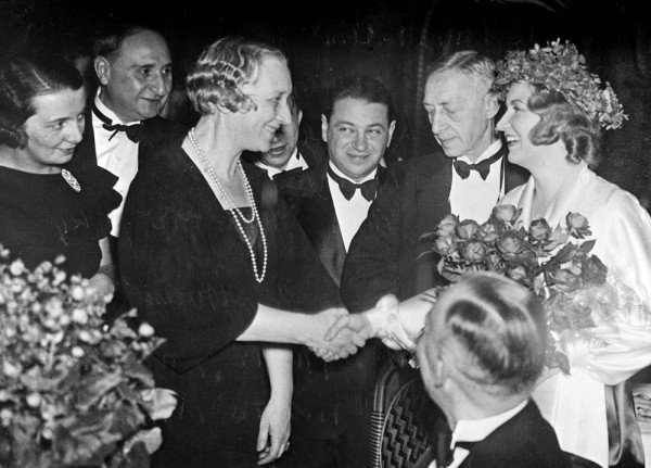 Чествование Бунина в Стокгольме (1933, декабрь). Cлева направо: Г. Н. Кузнецова, И. Троцкий, В. Н. Бунина, А. Седых, И. А. Бунин, в День святой Люсии.  (Фото: wikipedia.org. Общественное достояние) 