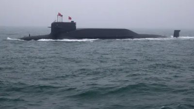 Атомная подводная лодка типа 094 «Цзинь» класса «Лонг Март 15» ВМС Народно-освободительной армии Китая (НОАК) участвует в военно-морском параде в честь 70-й годовщины основания Военно-морских сил НОАК в море близ Циндао, в провинции Шаньдун на востоке Китая, 23 апреля 2019 года. (Mark Schiefelbein /Pool/AFP/via Getty Images)
