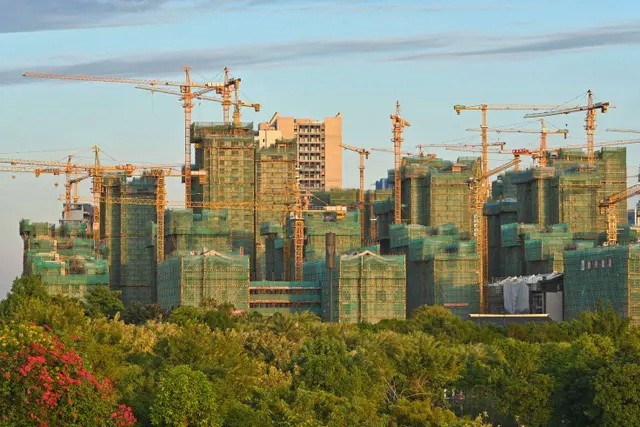 Строящийся жилой и коммерческий комплекс в Наньнине, Гуанси, 9 ноября 2021 г. (STR/AFP via Getty Images)
