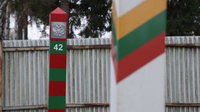 Фото: Литовский (справа) и российский пограничные знаки вдоль границы с Калининградом, 28 октября 2022 года в Виститисе, Литва.  (Sean Gallup/Getty Images) 
