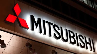 Логотип Mitsubishi Motors возле штаб-квартиры компании в Токио 20 апреля 2016 г. (Tomohiro Ohsumi/Getty Images)