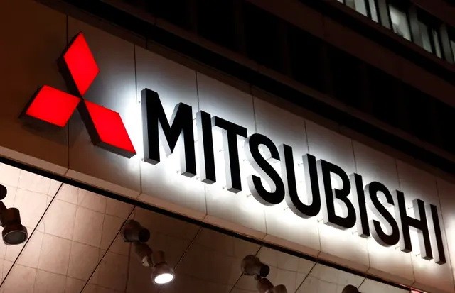 Логотип Mitsubishi Motors возле штаб-квартиры компании в Токио 20 апреля 2016 г. (Tomohiro Ohsumi/Getty Images)
