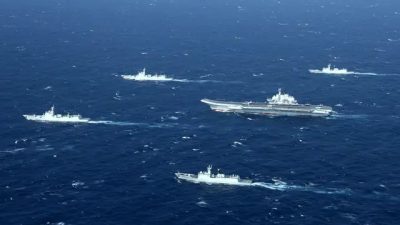 Китайский авианосец «Ляонин» участвует в военных учениях в Южно-Китайском море 2 января 2017 года. (STR/AFP via Getty Images)
