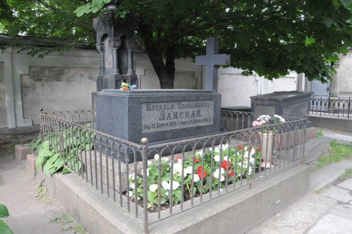 Могила Н. Н. Ланской на Лазаревском кладбище Александро-Невской лавры. (Общественное достояние)