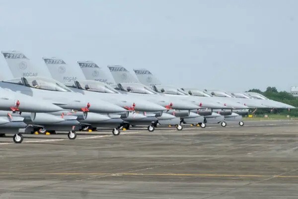 Недавно введённые в эксплуатацию и модернизированные истребители F-16V на военно-воздушной базе в Чиайи на юго-западе Тайваня 18 ноября 2021 года. (Johnson Lai/AP Photo)