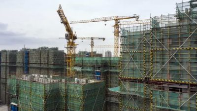 Недостроенные многоквартирные дома в жилом проекте Phoenix City, строящемся компанией Country Garden Holdings Co. в Шанхае, Китай, 17 января 2022 года. (Qilai Shen/Bloomberg via Getty Images)
