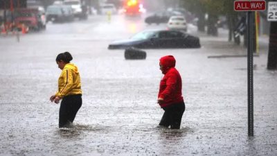Во время сильного ливня в пригороде Нью-Йорка Мамаронек в округе Вестчестер, 29 сентября 2023 года. (Mike Segar/Reuters)