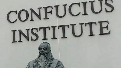 Бюст Конфуция перед зданием института Конфуция в кампусе Университета в городе Трой, штат Алабама, 16 марта 2018 года. (Kreeder13 via Wikimedia Commons, CC BY-SA 4.0)