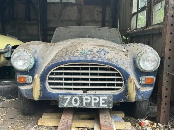 Заброшенный автомобиль AC ACE 1959 года выпуска в заброшенном сарае на юге Англии. (Courtesy of Anglia Car Auctions)