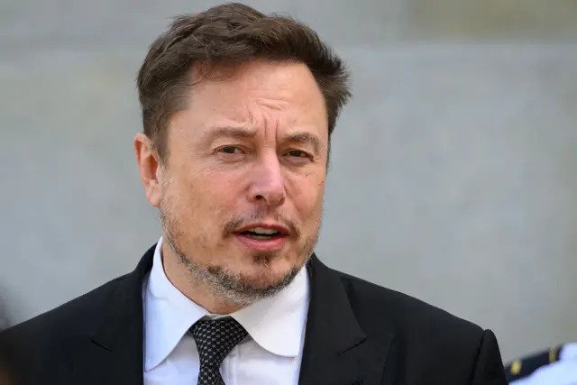 Илон Маск покидает двухпартийный форум Сената США по искусственному интеллекту в Капитолии США в Вашингтоне, округ Колумбия, 13 сентября 2023 года. (Mandel Ngan/AFP via Getty Images)