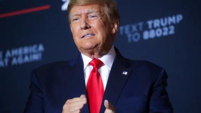 Бывший президент США Дональд Трамп выступает на предвыборном митинге в Манчестере, штат Северная Голландия, 27 апреля 2023 года. (Spencer Platt/Getty Images)