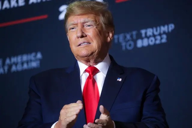 Бывший президент США Дональд Трамп выступает на предвыборном митинге в Манчестере, штат Северная Голландия, 27 апреля 2023 года. (Spencer Platt/Getty Images)