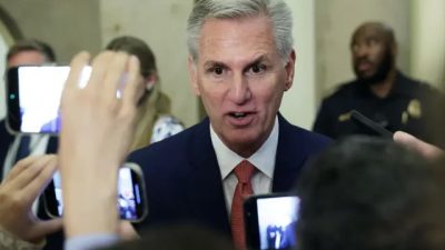 Спикер Палаты представителей США Кевин Маккарти (штат Калифорния) выступает перед представителями прессы в Капитолии США в Вашингтоне 7 июня 2023 года. (Alex Wong/Getty Images)
