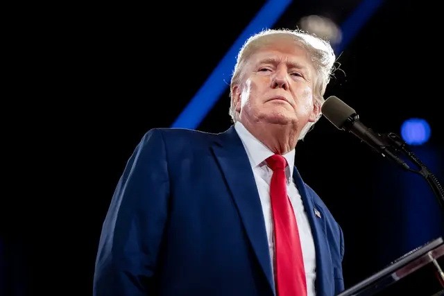 Бывший президент США Дональд Трамп выступает в отеле Hilton Anatole в Далласе 6 августа 2022 года. (Brandon Bell/Getty Images)
