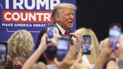 Бывший президент Дональд Трамп приветствует сторонников на мероприятии в Граймсе, штат Айова, 1 июня 2023 года. (Scott Olson/Getty Images)
