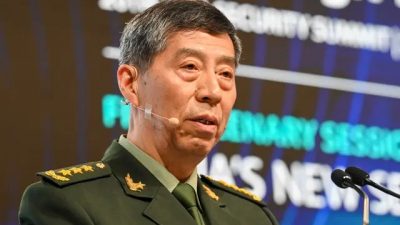 Министр обороны Китая Ли Шанфу выступает с речью во время 20-го саммита «Шангри-Ла Диалог» в Сингапуре 4 июня 2023 года. (Roslan Rahman/AFP via Getty Images)