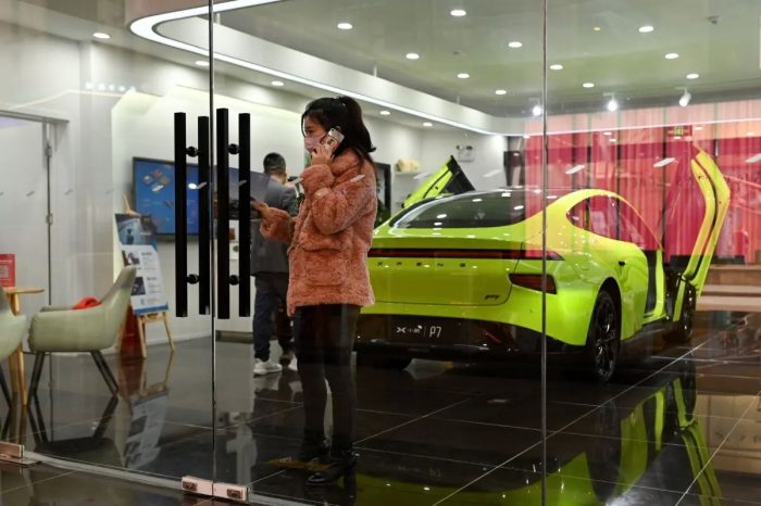 Автосалон компании Xiaopeng Motors, китайского производителя электромобилей, в Пекине, 19 марта 2021 года. (Wang Zhao/AFP via Getty Images)