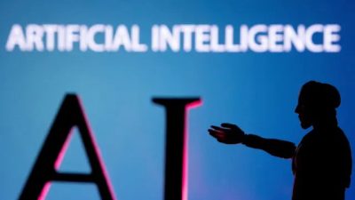 Буквы AI (искусственный интеллект) и миниатюра робота 23 июня 2023 года. (Dado Ruvic/Reuters)