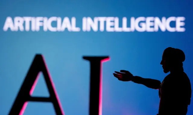 Буквы AI (искусственный интеллект) и миниатюра робота 23 июня 2023 года. (Dado Ruvic/Reuters)